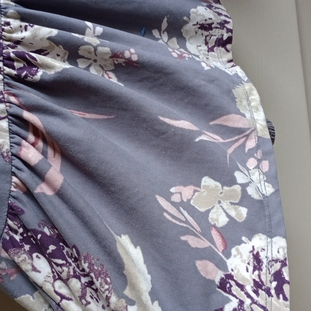 Everly‎ Floral Blouse in Gray and Purple - Picture 5 of 13